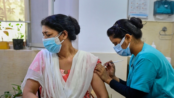 এমআরএনএ ভ্যাকসিনে কারা ঝুঁকিতে রয়েছেন 