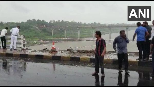 আহত ও মৃতদের উদ্ধার আহত ও মৃতদের উদ্ধার