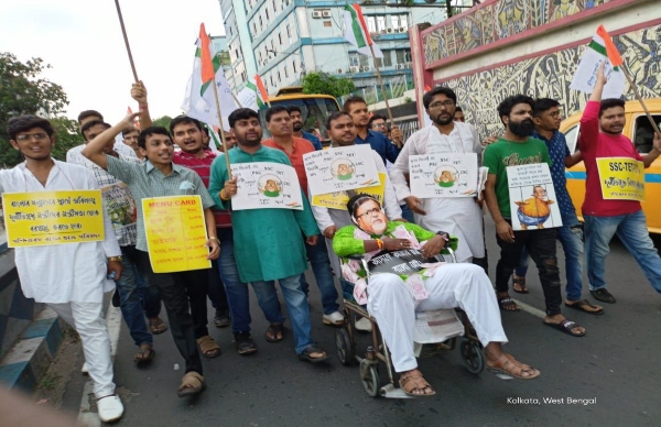 দুর্নীতিগ্রস্ত নেতাদের বরখাস্ত করার দাবিতে পথে নেমে বিক্ষোভ ছাত্র পরিষদের দুর্নীতিগ্রস্ত নেতাদের বরখাস্ত করার দাবিতে পথে নেমে বিক্ষোভ ছাত্র পরিষদের