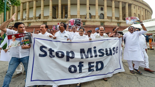 কংগ্রেসের শীর্ষস্থানীয় নেতাদের আটক 