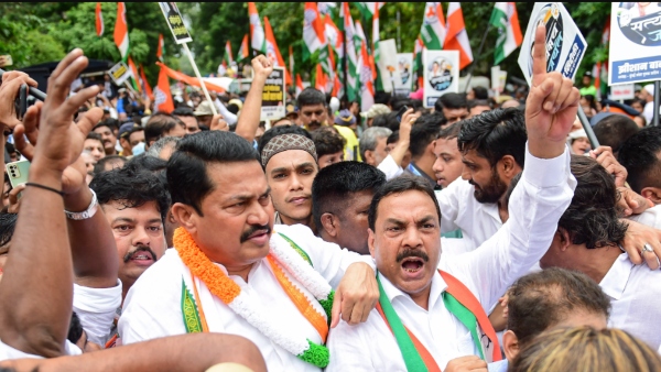 দেশের বিভিন্ন কোনে কংগ্রেস নেতা কর্মীদের বিক্ষোভ