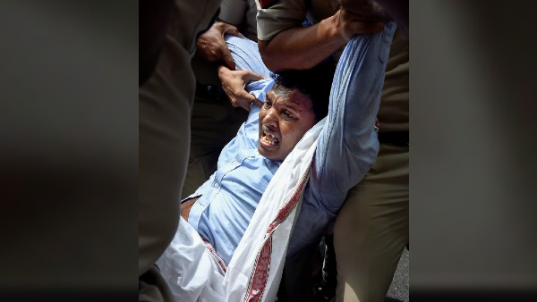 সোনিয়া গান্ধীকে ইডির ডেকে পাঠানো নিয়ে প্রতিবাদে কংগ্রেস, যুব নেতাকে চুল ধরে টেনে গাড়িতে ঢোকাল পুলিশ সোনিয়া গান্ধীকে ইডির ডেকে পাঠানো নিয়ে প্রতিবাদে কংগ্রেস, যুব নেতাকে চুল ধরে টেনে গাড়িতে ঢোকাল পুলিশ