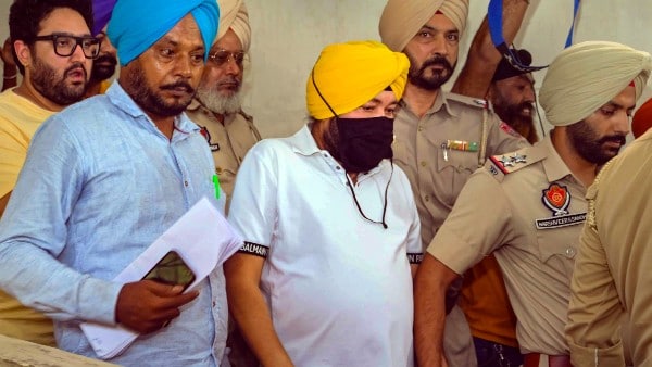 পুরনো এক মানব পাচার মামলায় ধৃত পাঞ্জাবী গায়ক দলের মেহেন্দি পুরনো এক মানব পাচার মামলায় ধৃত পাঞ্জাবী গায়ক দলের মেহেন্দি