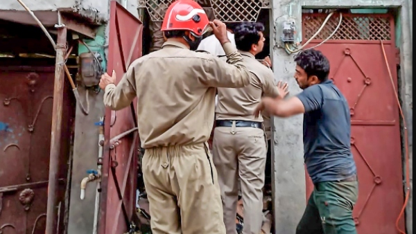 দিল্লিতে হুড়মুড়িয়ে ভেঙে পড়ল তিনতলা বাড়ি, মৃত এক দিল্লিতে হুড়মুড়িয়ে ভেঙে পড়ল তিনতলা বাড়ি, মৃত এক