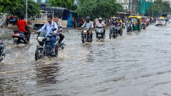 গুজরাতে প্রবল বর্ষণ গুজরাতে প্রবল বর্ষণ