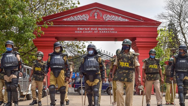 দুর্নীতির বিরুদ্ধে তদন্তের নির্দেশের জের, বদলির হুমকি পেলেন হাইকোর্টের বিচারপতি দুর্নীতির বিরুদ্ধে তদন্তের নির্দেশের জের, বদলির হুমকি পেলেন হাইকোর্টের বিচারপতি