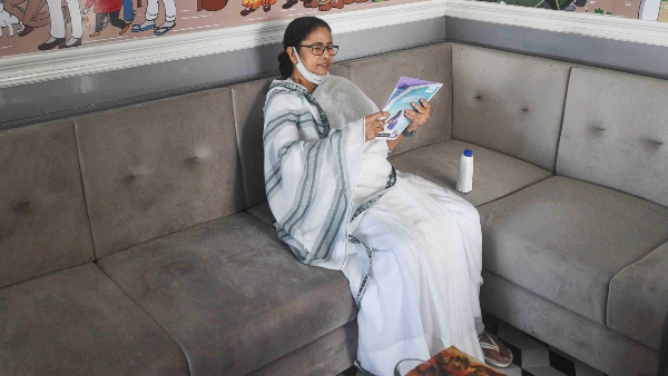 কফি হাউসের উদ্বোধনে আড্ডায় মাতলেন মমতা