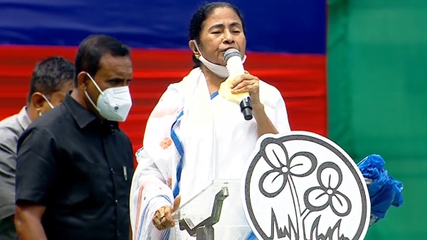 স্লোগান বেঁধে দিলেন মমতা বন্দ্যোপাধ্যায় স্লোগান বেঁধে দিলেন মমতা বন্দ্যোপাধ্যায়