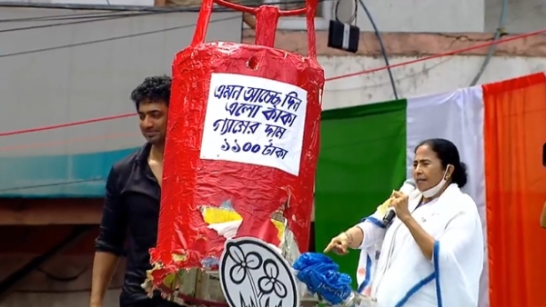 মুড়ি রাজনীতি, গ্যাস সিলিন্ডারে প্রতীকি প্রতিবাদে মাত মুড়ি রাজনীতি, গ্যাস সিলিন্ডারে প্রতীকি প্রতিবাদে মাত