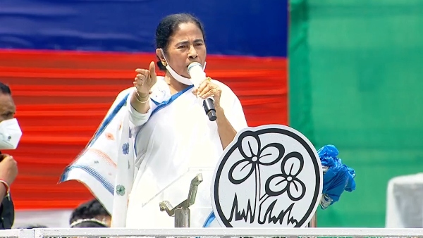 তীব্র আক্রমণ শানান মমতা তীব্র আক্রমণ শানান মমতা