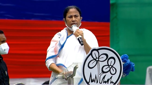 মুড়িতেও জিএসটি, ঝাঁকা নাড়িয়ে জনসংযোগ মমতার মুড়িতেও জিএসটি, ঝাঁকা নাড়িয়ে জনসংযোগ মমতার