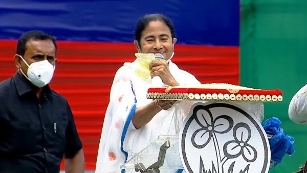 মুড়ির ঝাঁকা নাড়িয়ে বিজেপির স্বরূপ প্রকাশ মমতার মুড়ির ঝাঁকা নাড়িয়ে বিজেপির স্বরূপ প্রকাশ মমতার