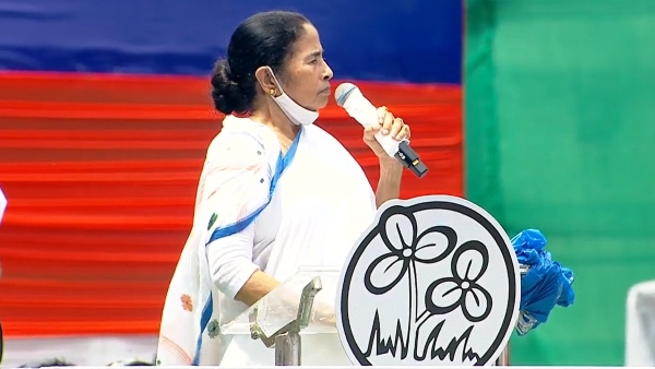 মমতা বন্দ্যোপাধ্যায়ের নিজস্ব স্টাইলে জনসংযোগ মমতা বন্দ্যোপাধ্যায়ের নিজস্ব স্টাইলে জনসংযোগ