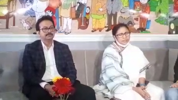 কফি হাউসের উদ্বোধনে গিয়ে গানের আড্ডায় মমতা কফি হাউসের উদ্বোধনে গিয়ে গানের আড্ডায় মমতা
