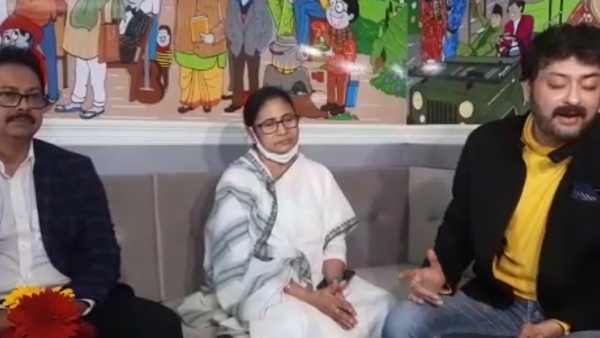 সাহেবের অনুরোধে গান গাইলেন মমতা সাহেবের অনুরোধে গান গাইলেন মমতা
