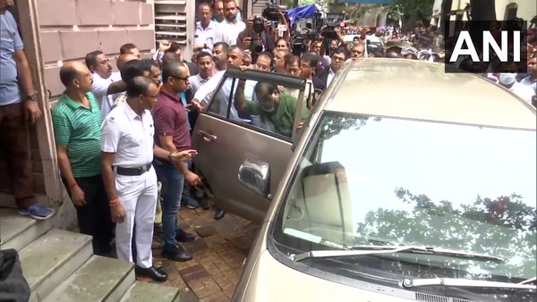 রাতের গ্রেফতারের কথা জানানো হয় রাতের গ্রেফতারের কথা জানানো হয়