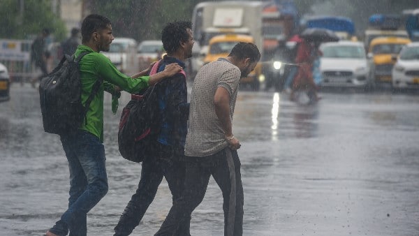 হাল্কা–মাঝরি বৃষ্টিপাত