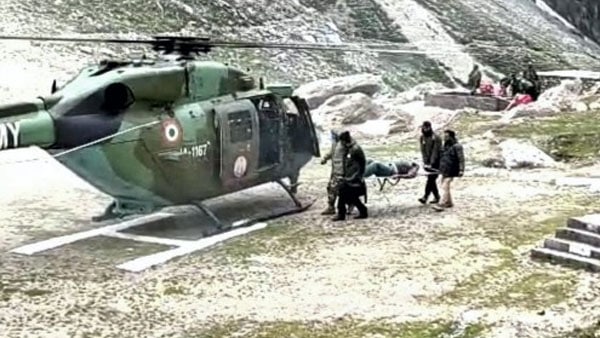 চলছে আহতদের চিকিৎসা 