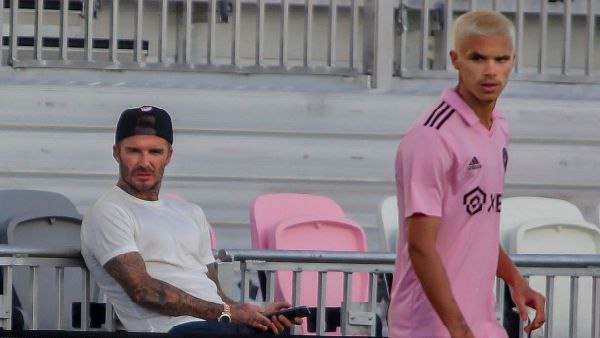 ফ্রি কিক থেকে গোল করে রোমিও যেন ডেভিড বেকহ্যাম ফ্রি কিক থেকে গোল করে রোমিও যেন ডেভিড বেকহ্যাম