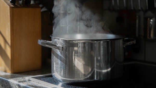 অ্যালুমিনিয়াম গলতে শুরু করে দেয়