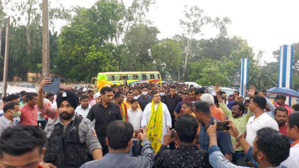 মমতাকে মিথ্যাবাদী বলে নিশানা মমতাকে মিথ্যাবাদী বলে নিশানা