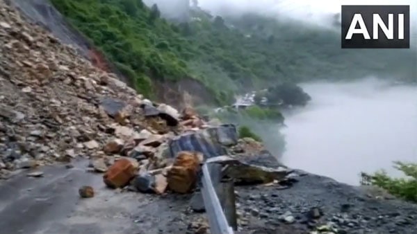 পাহাড়ি নদীর স্রোতের মুখে বিধ্বস্ত বাঁধ পাহাড়ি নদীর স্রোতের মুখে বিধ্বস্ত বাঁধ