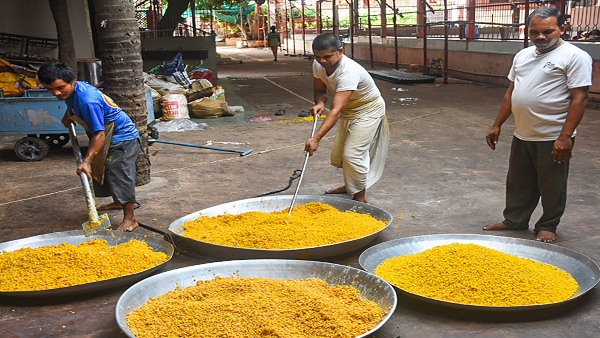 গঙ্গা–যমুনার জল দিয়ে তৈরি হয় এই ‘‌মহাপ্রসাদ’‌