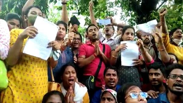 শুক্রবার দুপুর থেকে ক্যামাক স্ট্রিটে অবস্থান