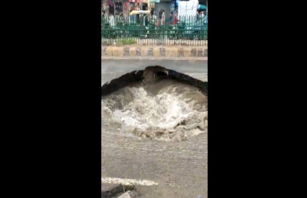 ছিল রাস্তা, চোখের পলকে হল ডোবা, ভিডিও ভাইরাল সোশ্যাল মাধ্যমে ছিল রাস্তা, চোখের পলকে হল ডোবা, ভিডিও ভাইরাল সোশ্যাল মাধ্যমে