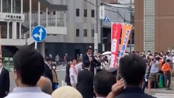 নির্বাচনী প্রচারে গুলিবিদ্ধ আবে