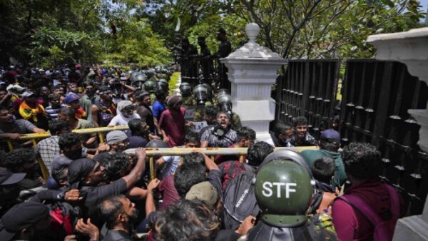 মালদ্বীপে বিক্ষোভের মুখে রাজাপক্ষে মালদ্বীপে বিক্ষোভের মুখে রাজাপক্ষে