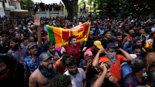 বিক্ষোভকারীরা সরছেন বিক্ষোভকারীরা সরছেন