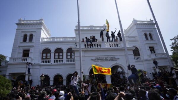 হঠাৎ করেই দেশ ছেড়েছেন প্রেসিডেন্ট হঠাৎ করেই দেশ ছেড়েছেন প্রেসিডেন্ট