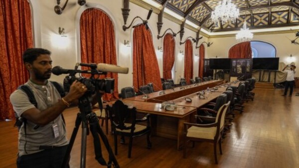 বিমানবন্দের কড়া নিরাপত্তা বিমানবন্দের কড়া নিরাপত্তা