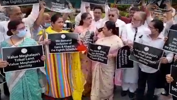 বাদল অধিবেশনে বিক্ষোভ বাদল অধিবেশনে বিক্ষোভ