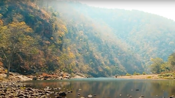 বর্ষার ছুটিতে বেরিয়ে আসুন েনায়াপাড়া