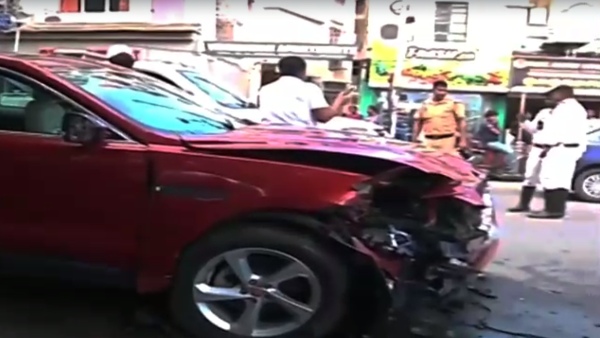 চালকের আসনে মহিলা 