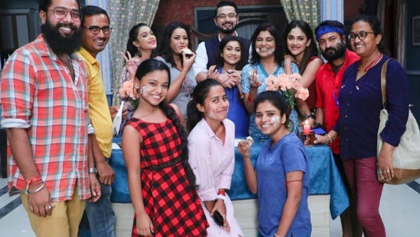 একশো পর্ব পেরোল ‘টুম্পা অটোওয়ালি’,খুশিতে সেলিব্রেট করলেন কলাকুশলীরা একশো পর্ব পেরোল ‘টুম্পা অটোওয়ালি’,খুশিতে সেলিব্রেট করলেন কলাকুশলীরা