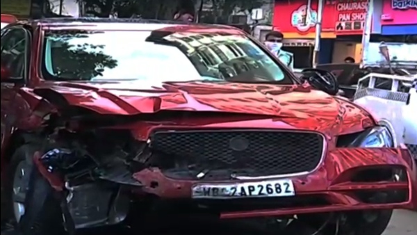 ক্ষতিগ্রস্ত গাড়ি সরিয়েছে পুলিশ