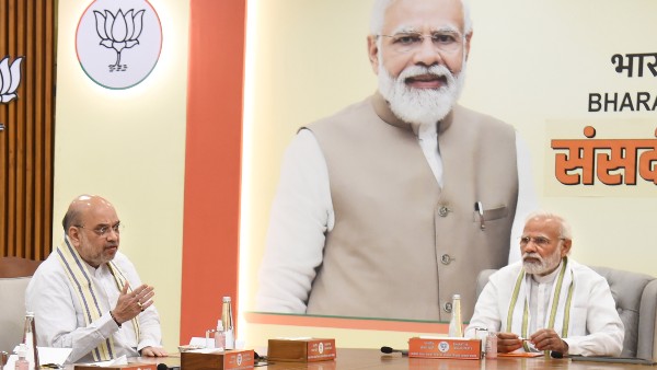 নেপথ্যে কে নেপথ্যে কে