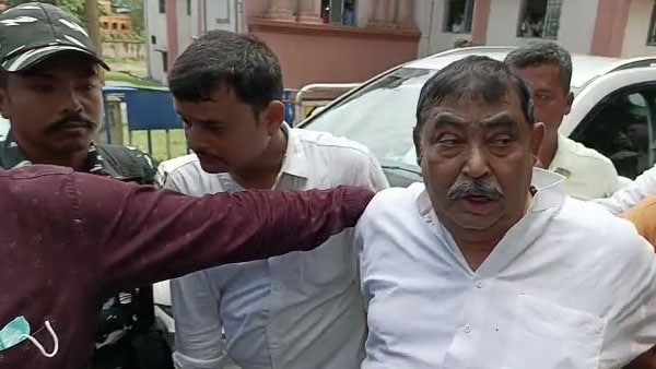 পরতে পরতে অসঙ্গতি পরতে পরতে অসঙ্গতি