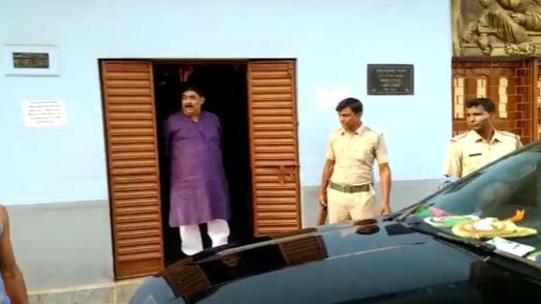 বিরোধীদের কটাক্ষ বিরোধীদের কটাক্ষ