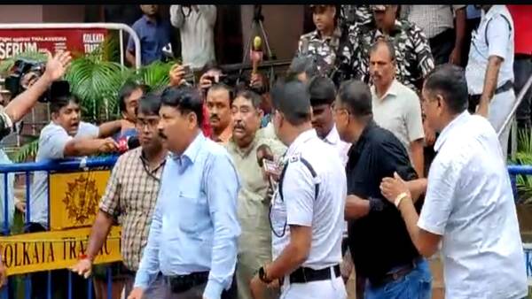স্বমেজাজে অনুব্রত স্বমেজাজে অনুব্রত