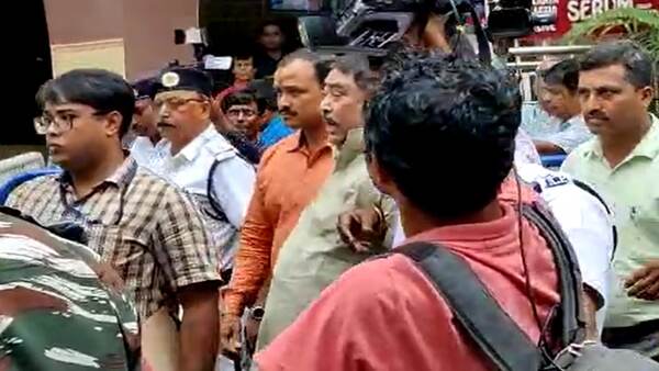 নিজাম প্যালেসে পৌঁছেও স্বমহিমায় নিজাম প্যালেসে পৌঁছেও স্বমহিমায়