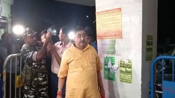 বিধ্বস্ত অনুব্রত, চোখে মুখে উদ্বেগ বিধ্বস্ত অনুব্রত, চোখে মুখে উদ্বেগ