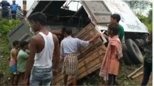 পুরুলিয়ায় কন্টেনার উল্টাতেই বেরলো গরু