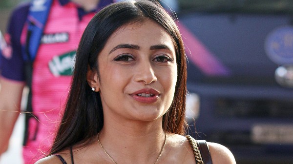 নামের পাশ থেকে চাহাল পদবি সরান ধনশ্রী: