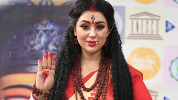 অপু সাজলেন দুর্গা, সম্প্রীতির বার্তায় মিলল এপার বাংলা ওপার বাংলা অপু সাজলেন দুর্গা, সম্প্রীতির বার্তায় মিলল এপার বাংলা ওপার বাংলা