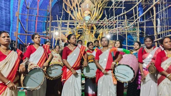 মমতার ৬০হাজারে অন্নসংস্থান ১০ মহিলা ঢাকির, দেওয়া হল বায়না মমতার ৬০হাজারে অন্নসংস্থান ১০ মহিলা ঢাকির, দেওয়া হল বায়না