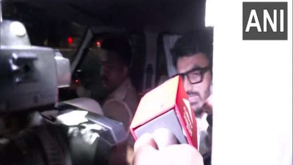 স্বামী আত্মসমপর্ন করতেন